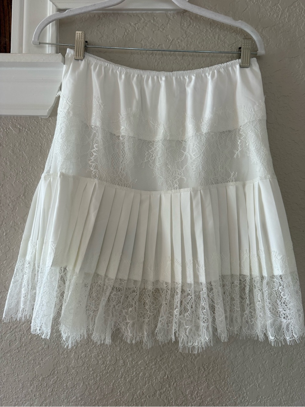 White Lace Pleated Women's Layering Skirt - Picture 2 of 2